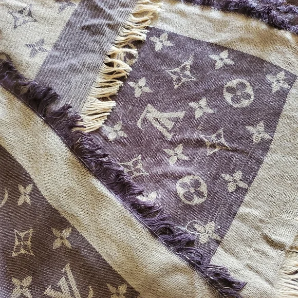 Louis Vuitton Brown and Cream Monogram Shawl - Picture 3 of 3